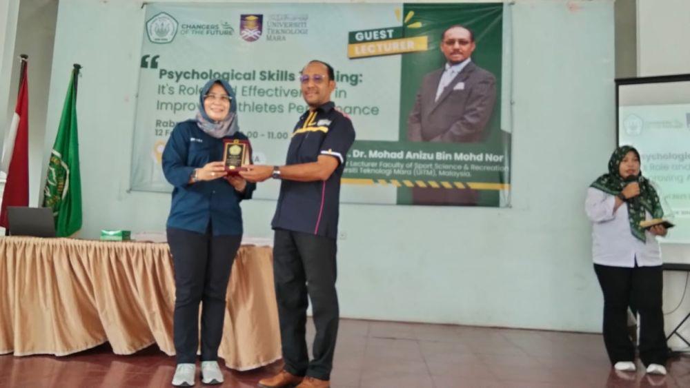 STOK Bina Guna Hadirkan Profesor Olahraga dari Malaysia