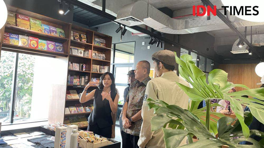 Makarya: coffe and book store yang diluncurkan pada Selasa (11/2/25) di Gramedia Matraman, Jakarta Timur. (IDN Times/Dina Salma)