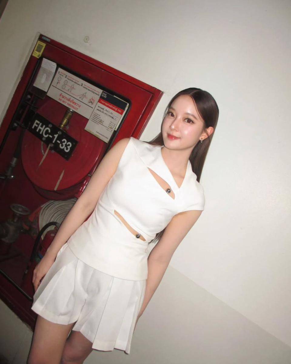Outfit pakai rok untuk daily outfit yang chill dan chic ala Ink Waruntorn