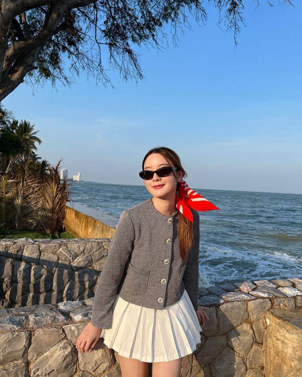 OOTD pakai rok untuk daily outfit yang chill dan chic ala Ink Waruntorn