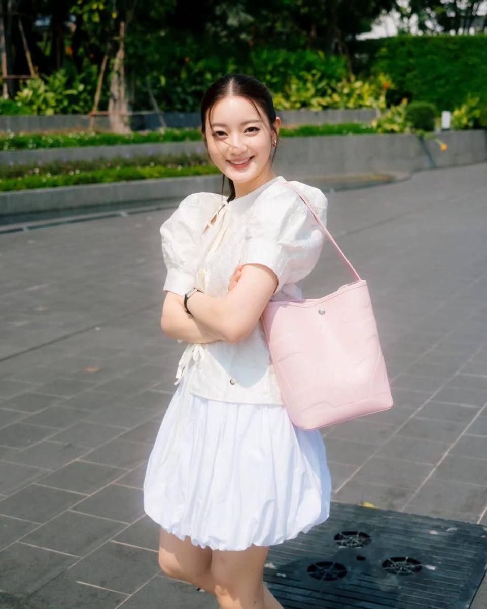 Gaya pakai rok untuk daily outfit yang chill dan chic ala Ink Waruntorn