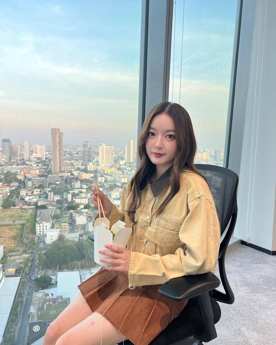 ide OOTD pakai rok untuk daily outfit yang chill dan chic ala Ink Waruntorn