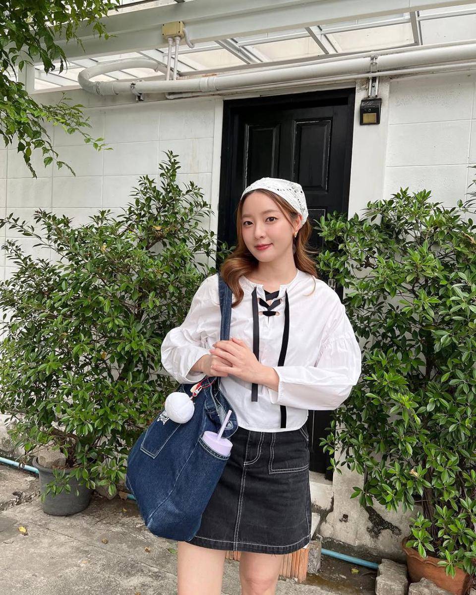 Style pakai rok untuk daily outfit yang chill dan chic ala Ink Waruntorn