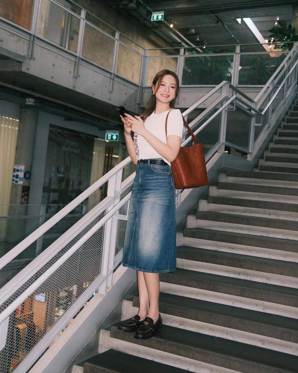 Mix and match pakai rok untuk daily outfit yang chill dan chic ala Ink Waruntorn