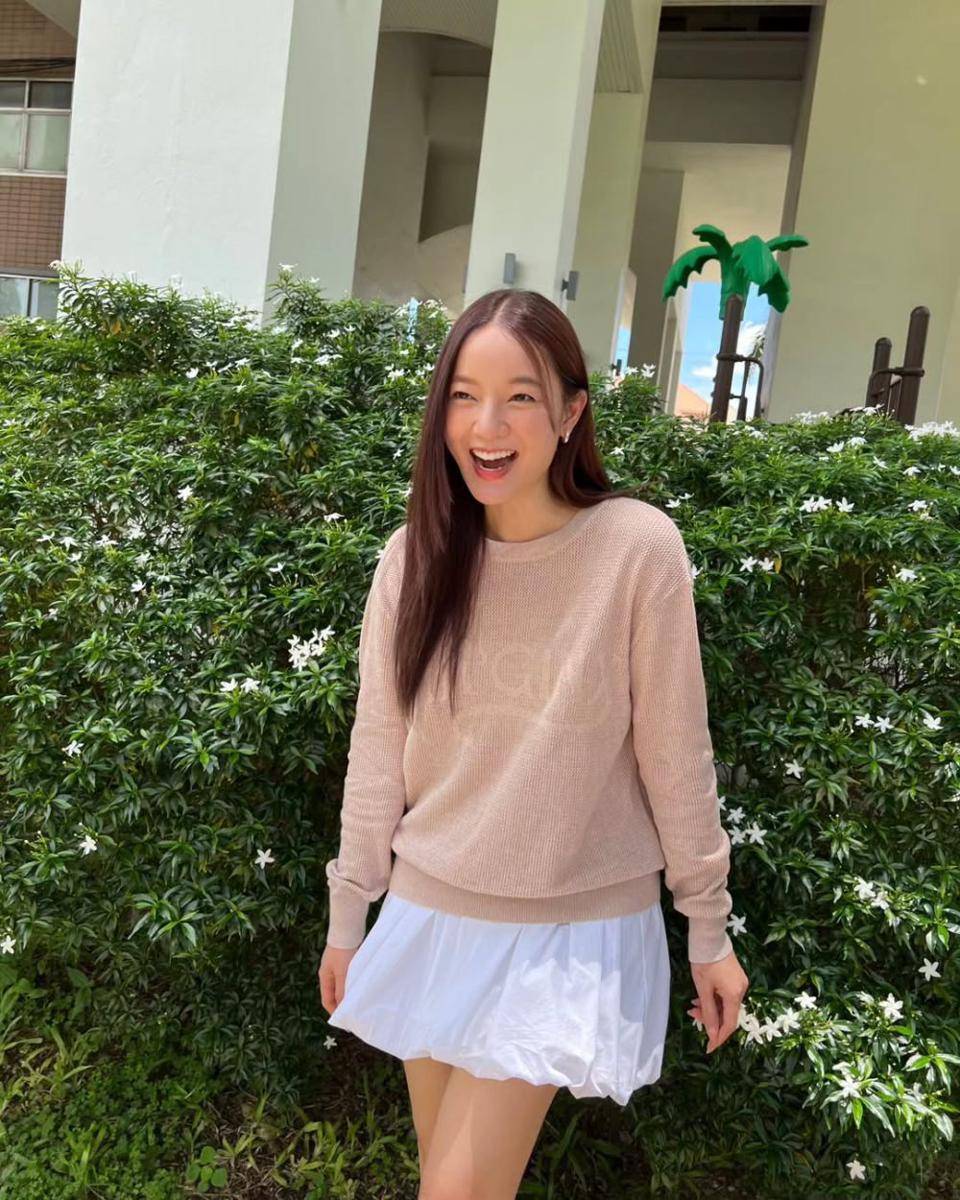 potret OOTD pakai rok untuk daily outfit yang chill dan chic ala Ink Waruntorn