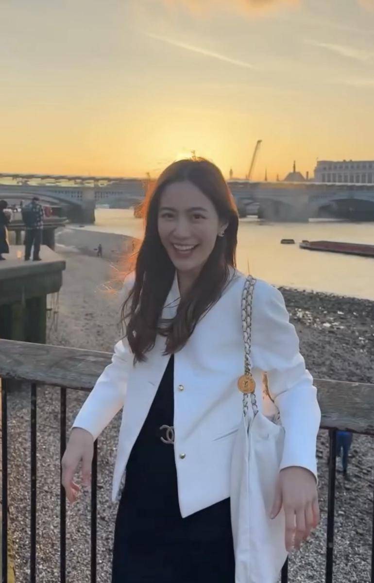 potret ide setelan blazer untuk ngantor hingga hangout ala Frung Narikun (instagram.com/frungnarikunn)
