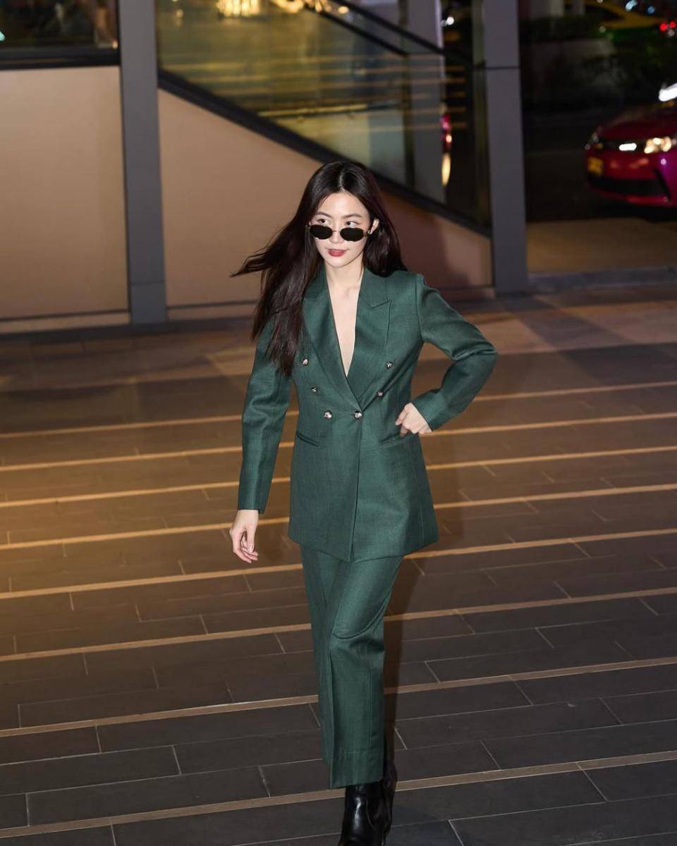 potret ide setelan blazer untuk ngantor hingga hangout ala Frung Narikun (instagram.com/frungnarikunn)