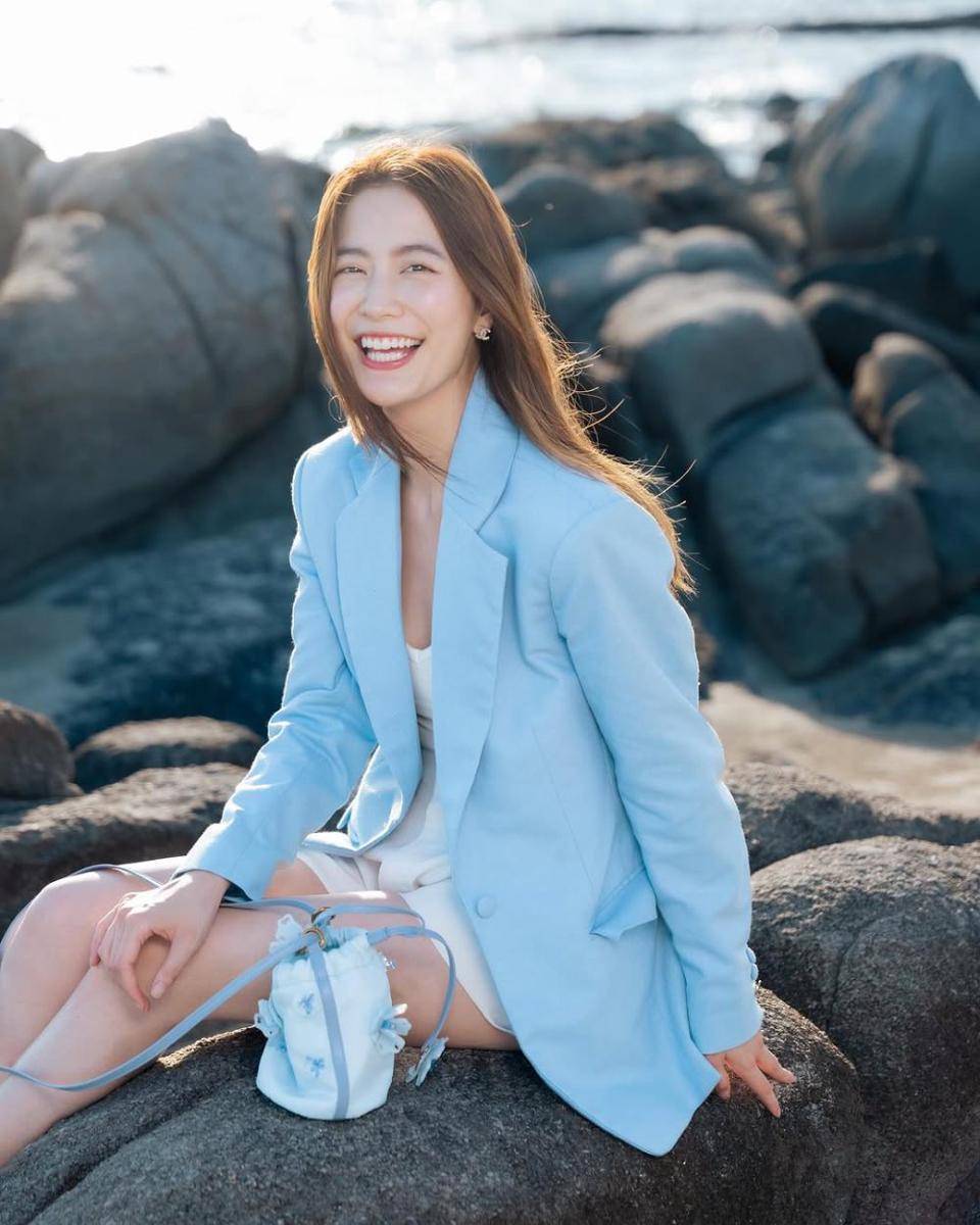 potret ide setelan blazer untuk ngantor hingga hangout ala Frung Narikun (instagram.com/frungnarikunn)