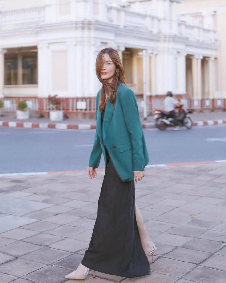 potret ide setelan blazer untuk ngantor hingga hangout ala Frung Narikun (instagram.com/frungnarikunn)