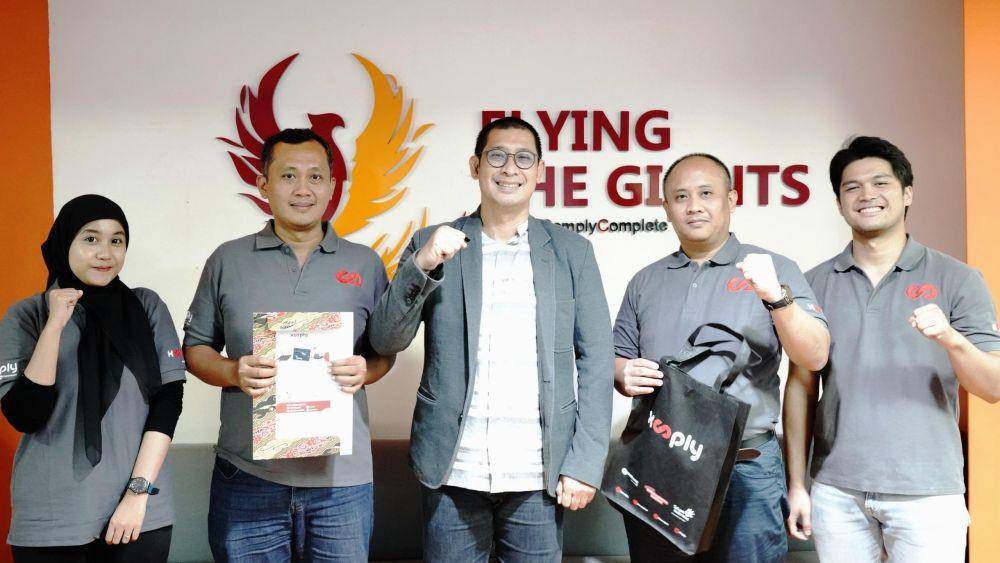 Vice President Xooply Doddi Herlambang (kedua dari kiri), Direktur Bisnis Metranet Faisal Yusuf (tengah), dan Head of Xooply Prima (kedua dari kanan). (dok. Telkom)