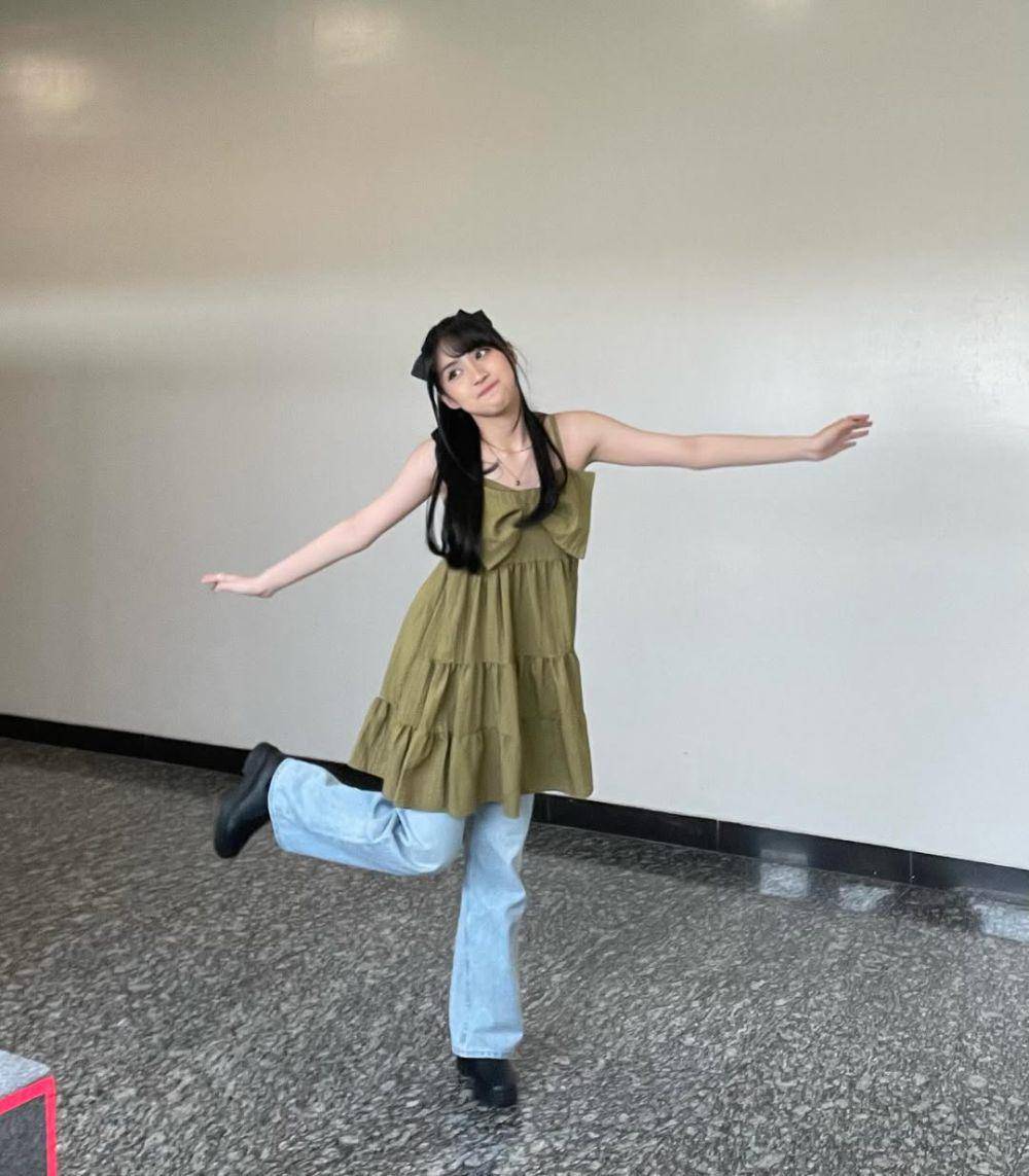 ide outfit dress over jeans (instagram.com/jkt48.ella.a)