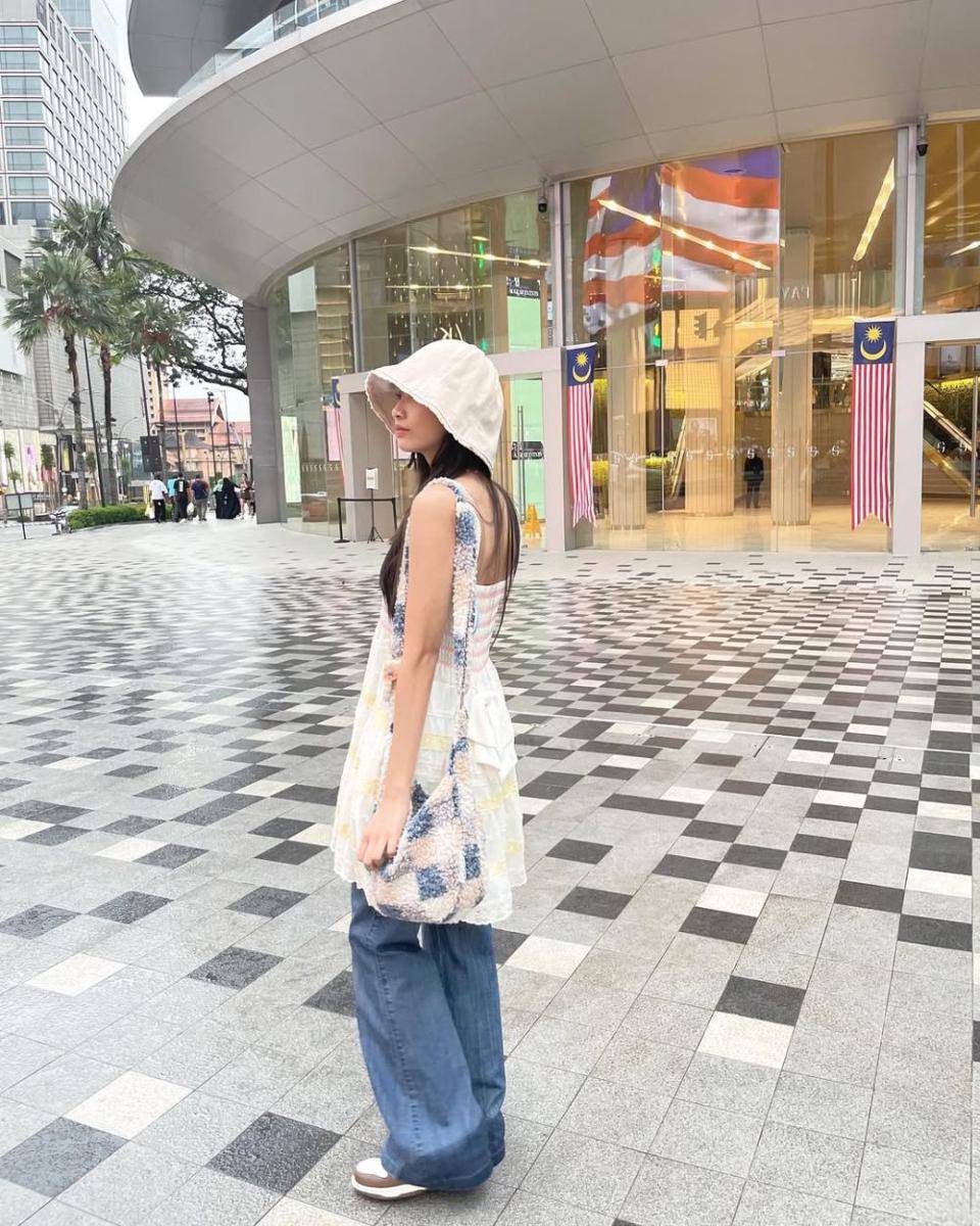 ide outfit dress over jeans (instagram.com/jkt48.muthe_)