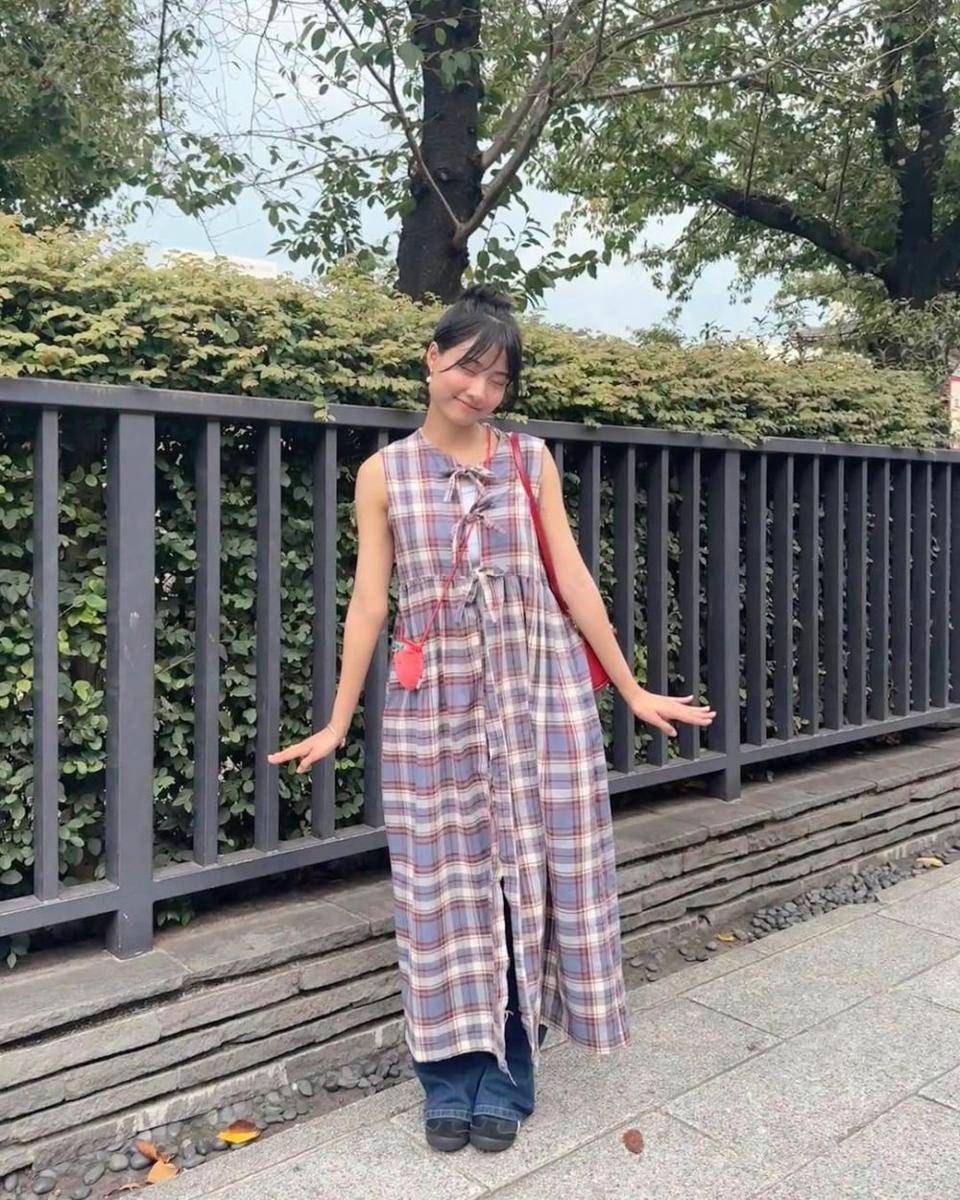 ide outfit dress over jeans (instagram.com/jkt48.muthe_)