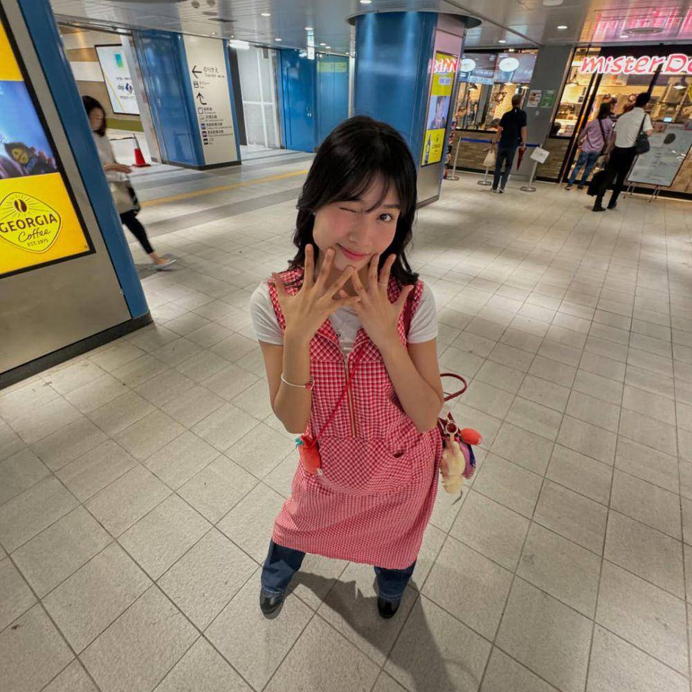 ide outfit dress over jeans (instagram.com/jkt48.muthe_)