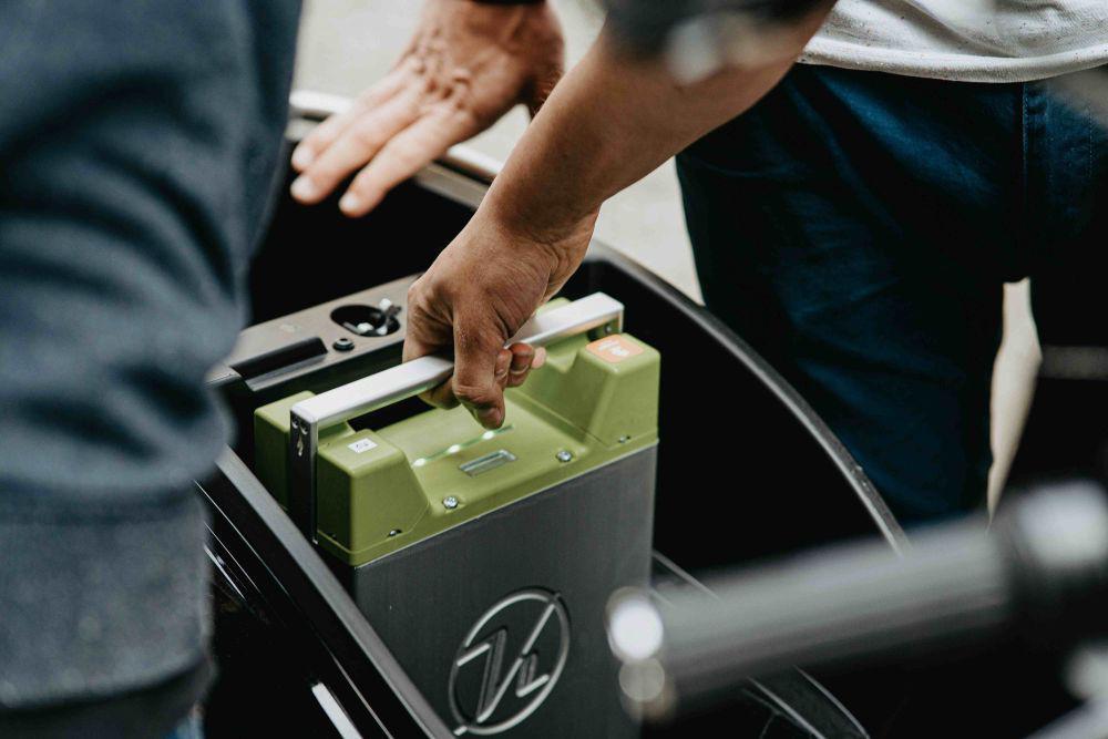 ilustrasi mengeluarkan baterai motor listrik (unsplash.com/Kumpan Electric)