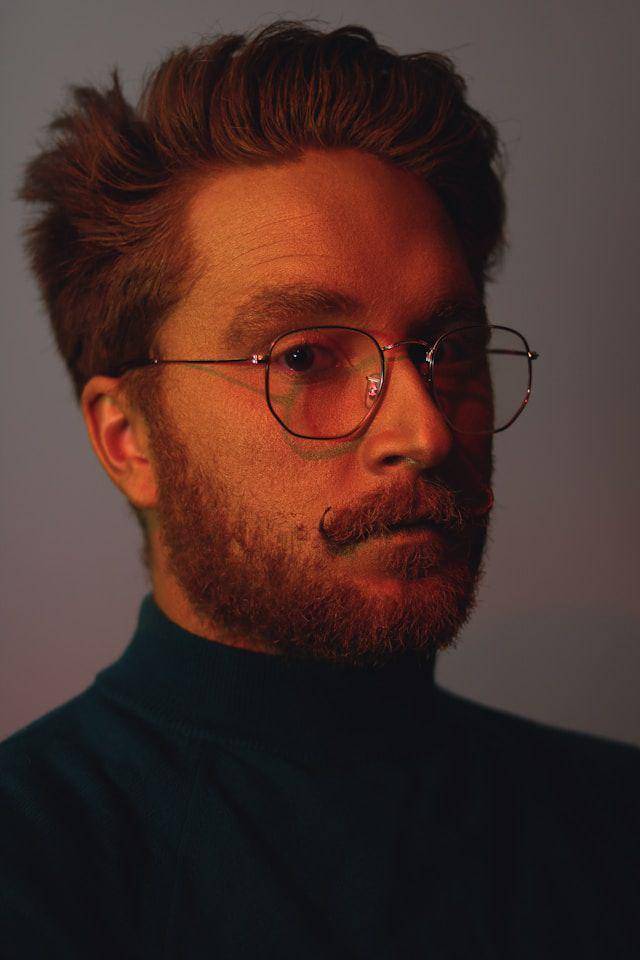 ilustrasi model kumis pria kekiniam (unsplash.com/Luke Jones)
