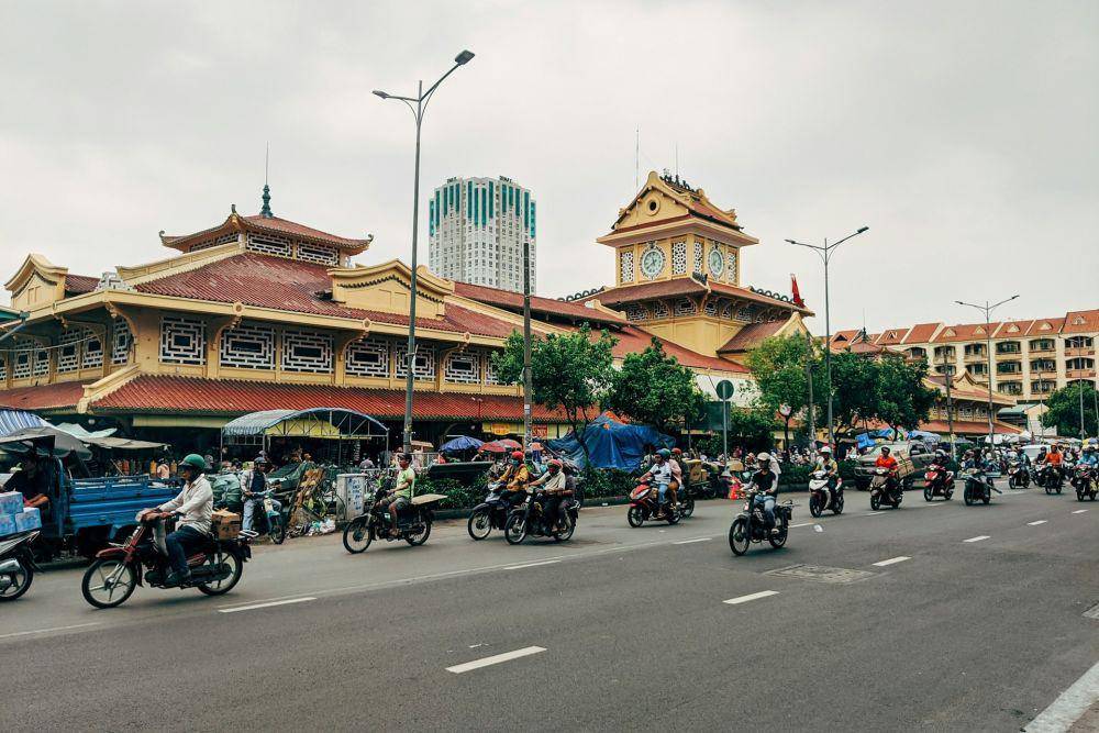 Ilustrasi mengendarai motor di Hanoi (unsplash.com/Markus Winkler)