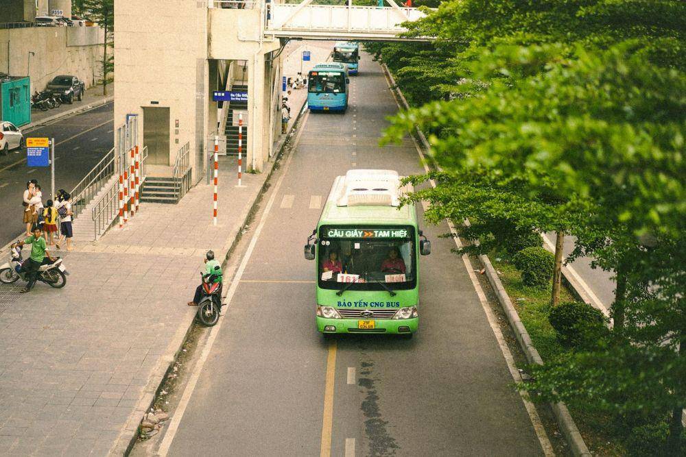 Ilustrasi bus di Hanoi (unsplash.com/Nhung Le)