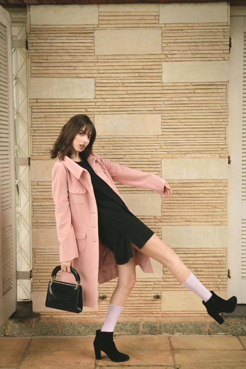 pose foto OOTD (pexels.com/Athena Sandrini)