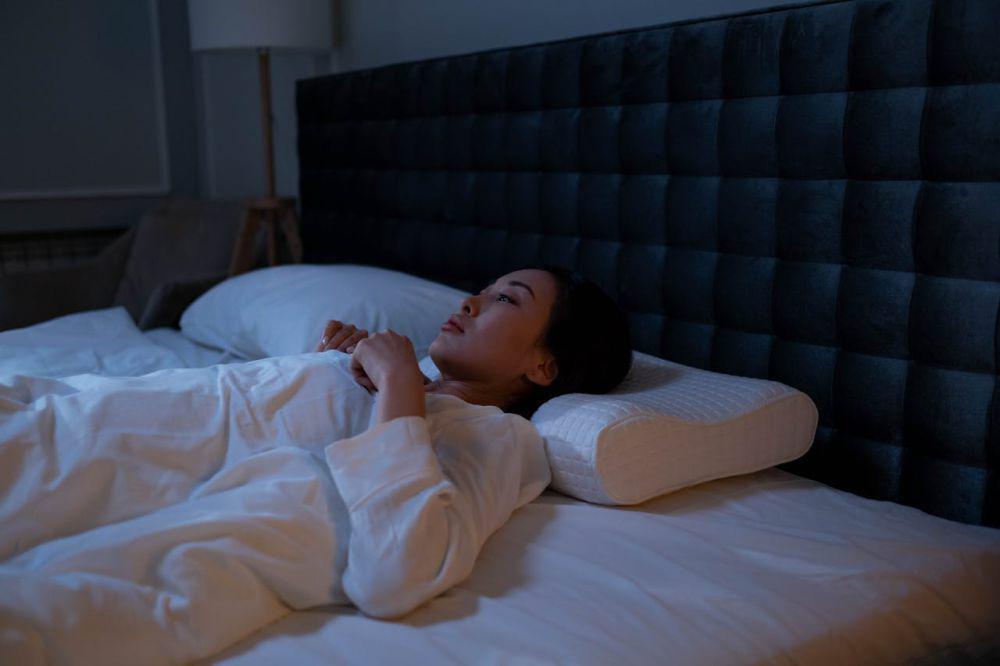 5 Cara Biar Gak Overthinking Menjelang Tidur, Coba Malam Ini!