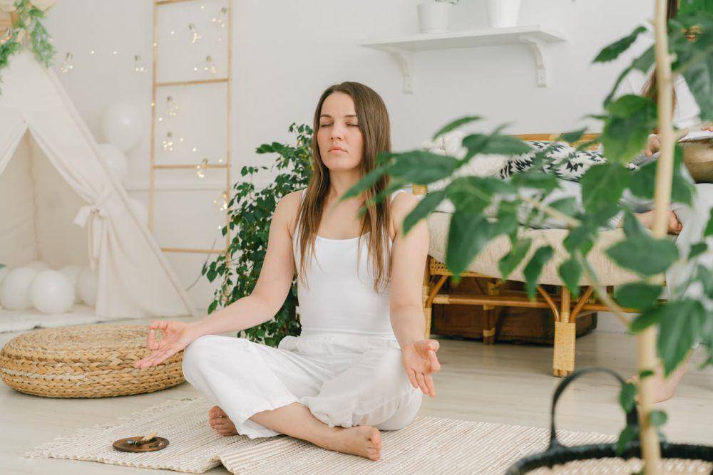 ilustrasi perempuan meditasi (pexels.com/Mikhail Nilov)