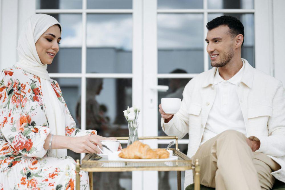 5 Topik Seru saat Minum Teh Sore Bareng Pasangan, Insightful!