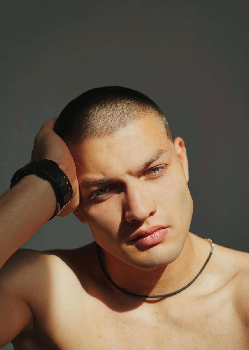 ilustrasi potongan rambut buzzcut (pexels.com/id-id/@anastasiia-chaikovska-206547003)