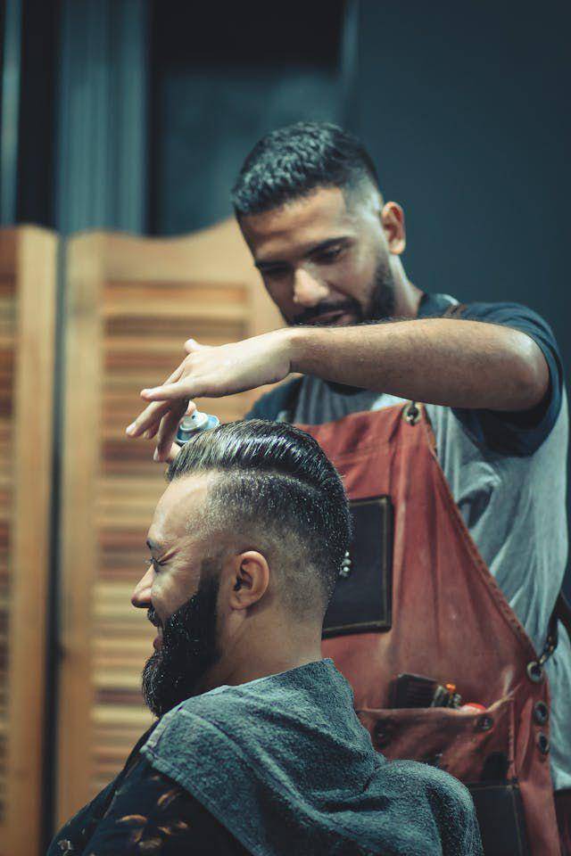 ilustrasi gaya garis rambut pria keren (pexels.com/Thgusstavo Santana)