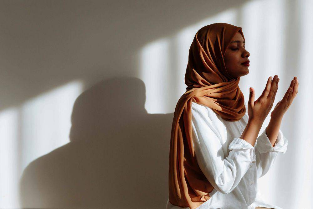Ilustrasi berdo'a pada Allah (pexels.com/Thirdman)