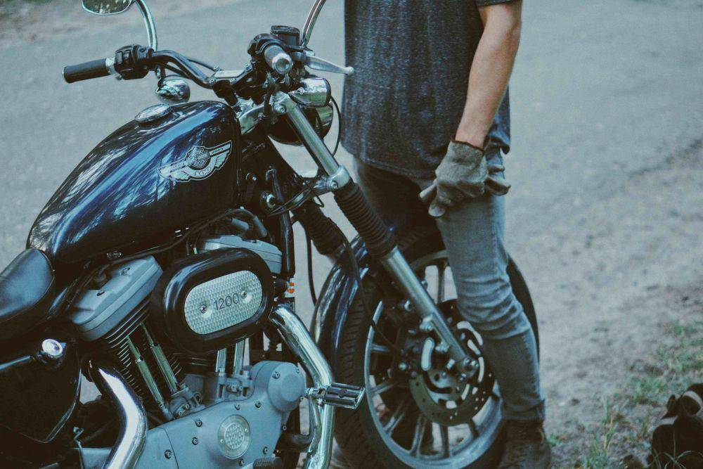 ilustrasi motor berwarna hitam (pexels.com/restless deer)
