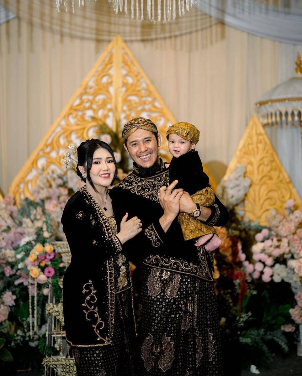 Tedak siten Agham Radia, anak Via Vallen. (Instagram.com/dsv_pictures)