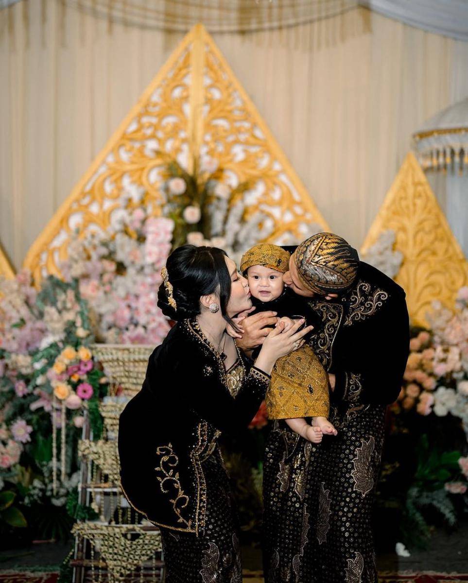 Tedak siten Agham Radia, anak Via Vallen. (Instagram.com/dsv_pictures)