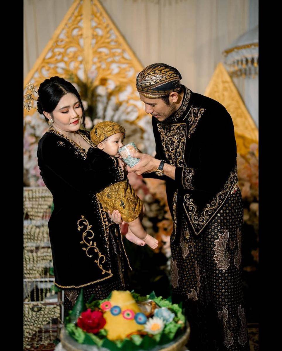 Tedak siten Agham Radia, anak Via Vallen. (Instagram.com/dsv_pictures)
