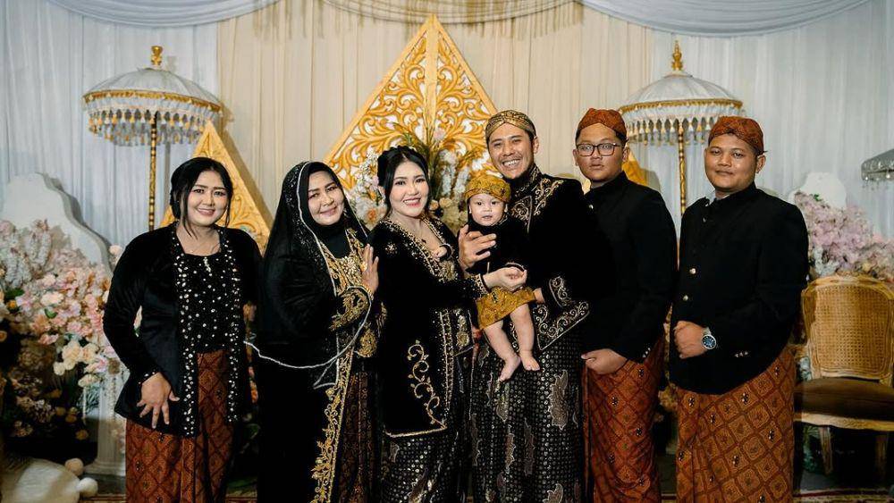Tedak siten Agham Radia, anak Via Vallen. (Instagram.com/dsv_pictures)