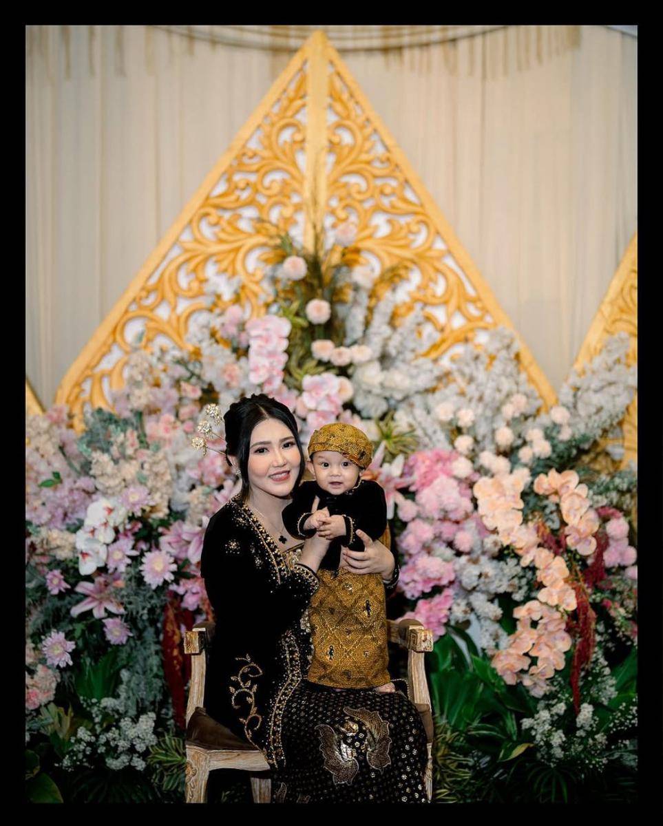 Tedak siten Agham Radia, anak Via Vallen. (Instagram.com/dsv_pictures)