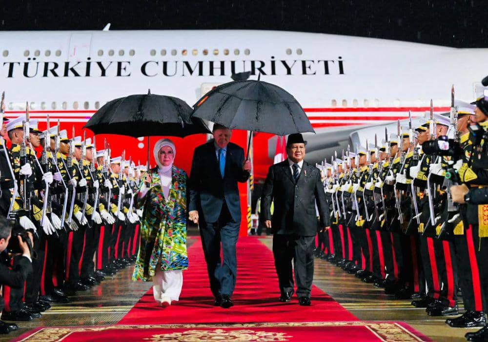 Gaya Emine Istri Presiden Turki Erdogan saat Tiba di Indonesia, Elegan