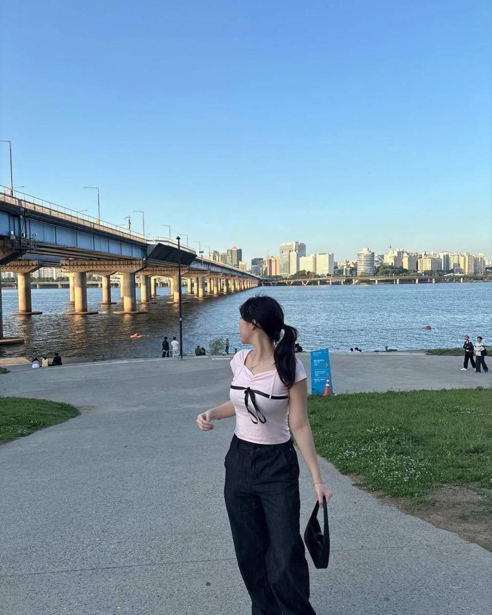Ide Ouftif Crop Top ala Livy Renata (instagram.com/livyrenata)