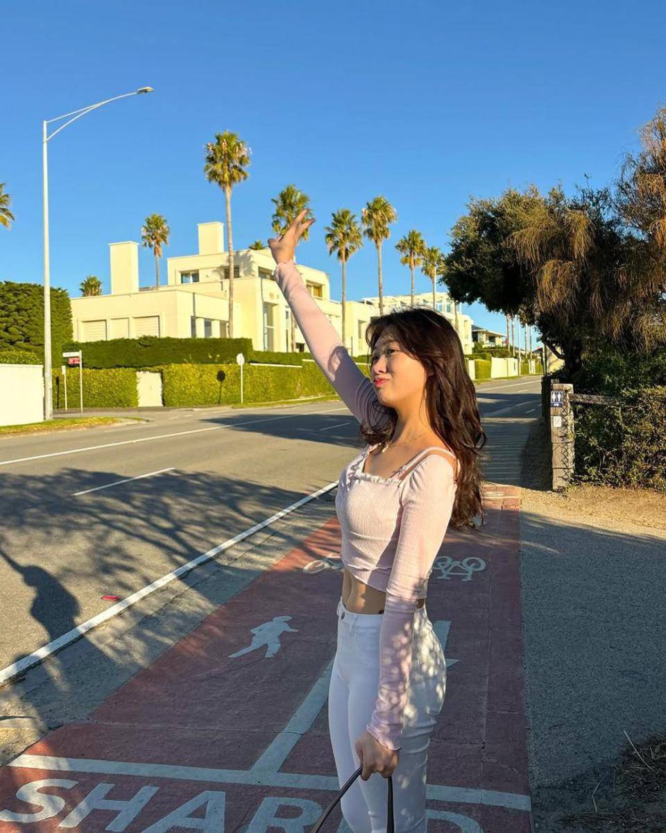 Ide Ouftif Crop Top ala Livy Renata (instagram.com/livyrenata)