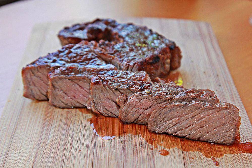 Ilustrasi cairan merah pada steak (pixabay.com/reinhardthrainer)