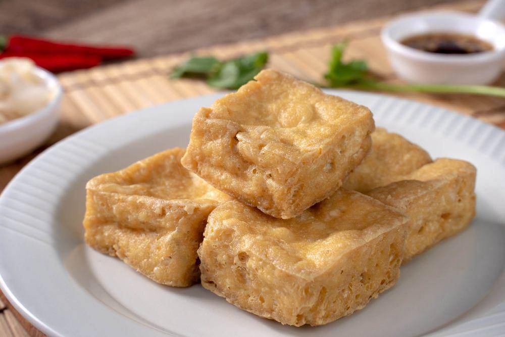 ilustrasi tahu goreng (vecteezy.com/romiximage)
