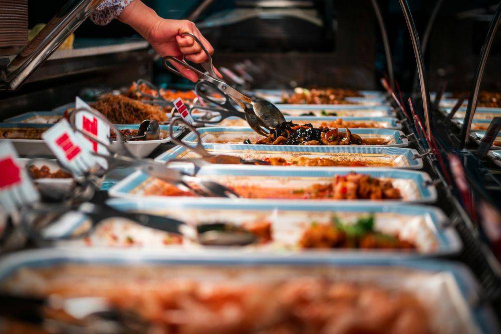 Ilutsrasi orang mengambil makanan di buffet (unsplash.com/ulysse_pcl)
