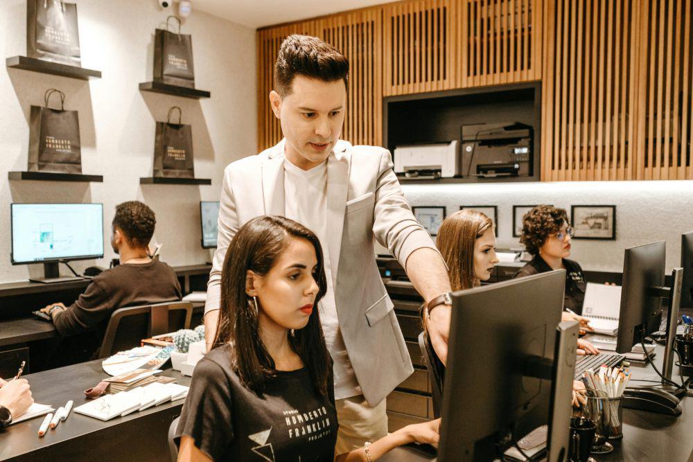 7 Tips Efektif Menghadapi Atasan yang Perfeksionis dan Suka Menuntut