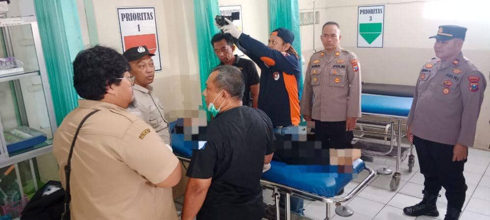 Polisi periksa kondisi korban di Puksemas. IDN Times/ istimewa