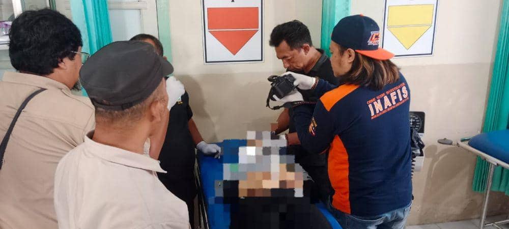 Polisi periksa kondisi korban di Puksemas. IDN Times/ istimewa