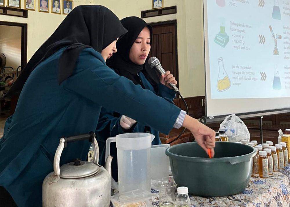 Mahasiswa Kuliah Kerja Nyata (KKN) Universitas Lampung (Unila) adakan edukai pembuatan Karbol Sereh Wangi  (instagram/kkn.kertosarix2025)