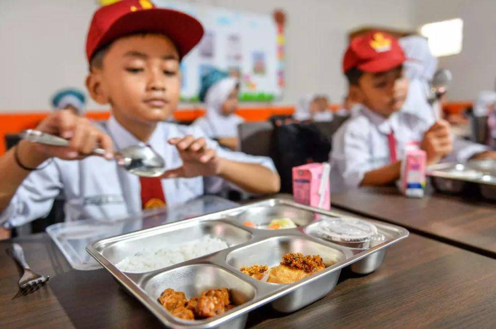 Siswa SD menyantap makan siang dalam percobaan program makan gratis di Sumedang, Jawa Barat (Antara Photo/Raisan Al Farisi)