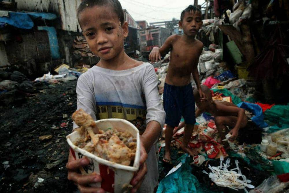 Ilustrasi anak-anak dari keluarga miskin mengumpulkan makanan sisa untuk diolah dan dimakan kembali (Dok. Empowering Lives Asia Via World of Buzz)