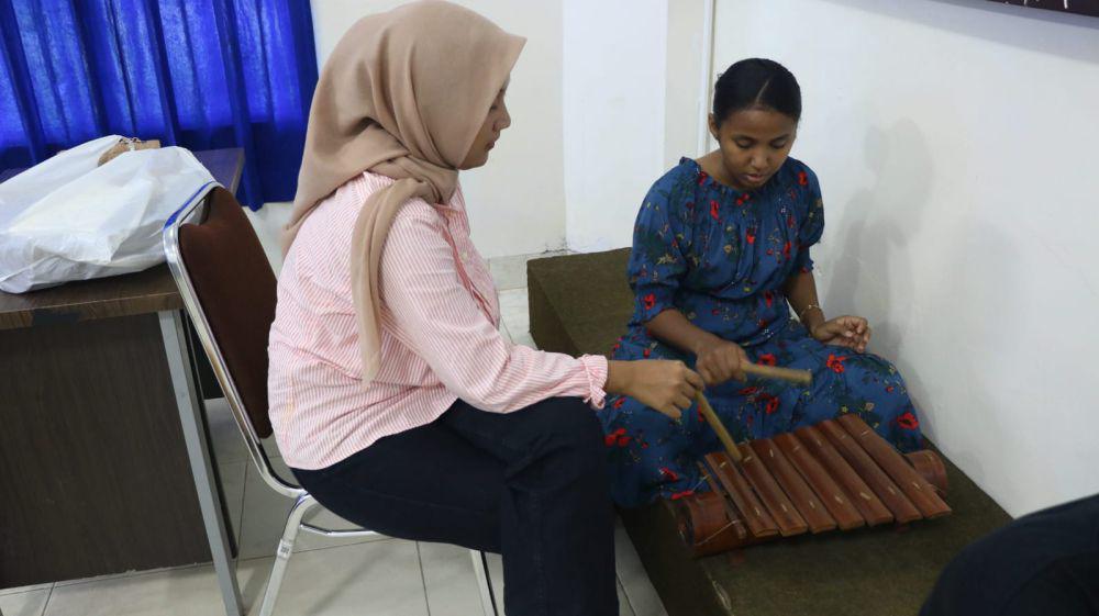 Mahasiswi IIB Darmajaya Kenalkan Cetik ke Mahasiswa Asing