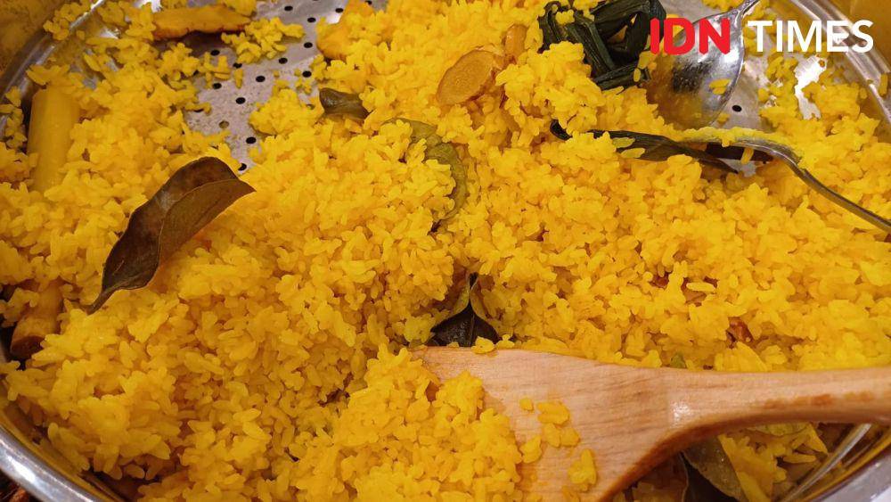 Potret nasi kuning (IDN Times/Dhiya Awlia Azzahra)