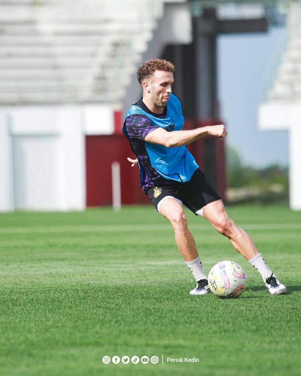 Ze Valente saat berlatih dengan tim Persik Kediri. Instagram.com/persikfcofficial